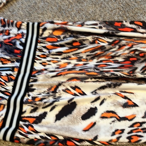 New High Quality Tiger Print Jumpsuit Juniors’ Size L (Never Worn) - Picture 4 of 6